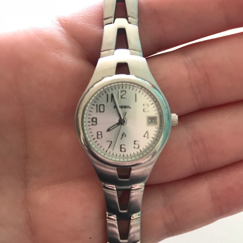 Fossil round face silver watch